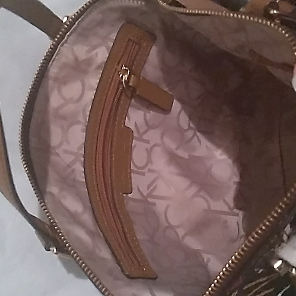 Calvin Klein Bag with Dark Background and Monogram Print (L1) - Picture 11 of 14